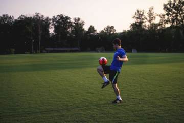 赛后全场球迷高喊梅西的名字“Messi～Messi～”梅西才忍不住落泪（配图示意）